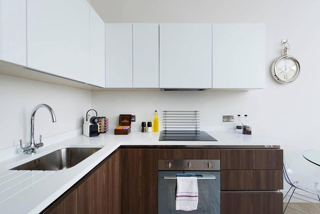 Apartment Recently Redecorated Bright 1br Near Shepherds Bush With Parking Soa London