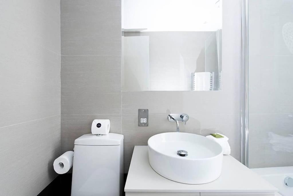 Recently Redecorated Bright 1br Near Shepherds Bush With Parking Soa Apartment